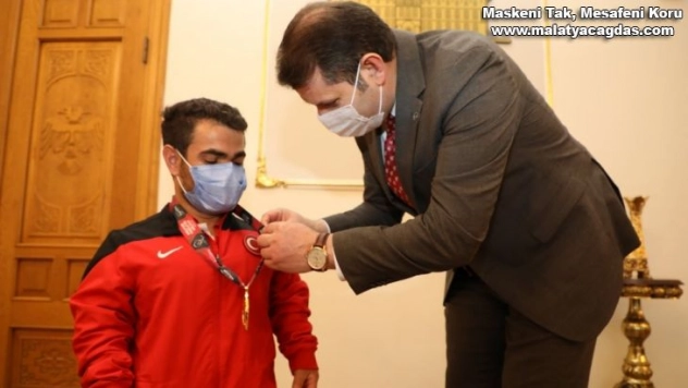 Dünya şampiyonu 'Minik Herkül' altınla ödüllendirildi