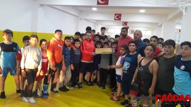 Dünya şampiyonu Gözel, sporcularla buluştu