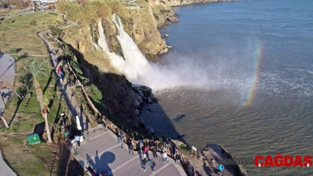Dünyaca ünlü şelalede renk cümbüşü