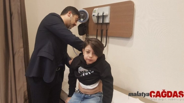 Dünyanın birçok ülkesinde 'ölür' denilen çocuk, Türkiye'de yapılan ameliyatla hayata tutundu