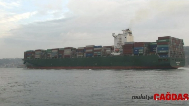 Dünyanın en büyük kargo gemisi İstanbul Boğazı'ndan geçti