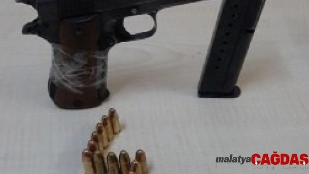 Dur ihtarına uymayan araçta tabanca ve uyuşturucu ele geçirildi