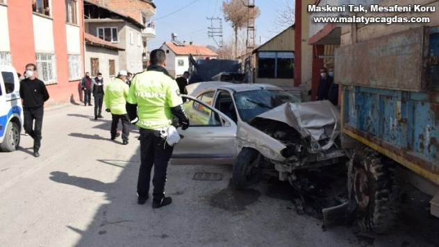Dur ihtarına uymayarak kaçan otomobil kaza yaptı: 2 yaralı