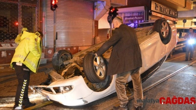 Dur ihtarına uymayarak kaçan otomobil takla atarak durabildi