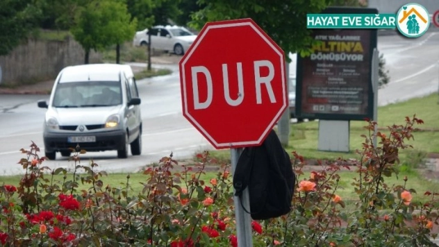 Dur tabelasına asılı çanta polisi alarma geçirdi