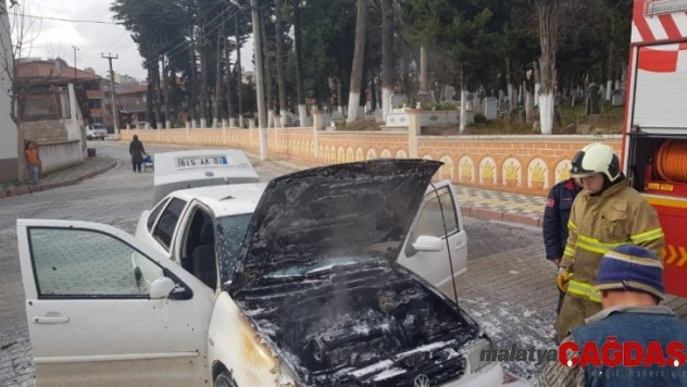 Dursunbey'de alev alan otomobili itfaiye söndürdü
