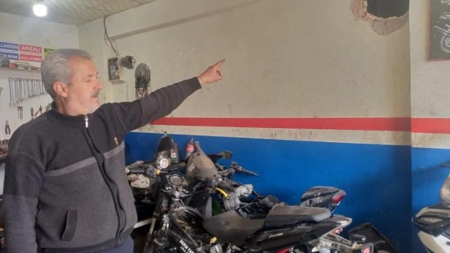 Duvarını deldikleri motosiklet tamircisini soydular