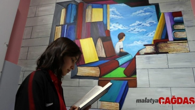 Duvarlara yapılan resimlerle 'kitap sevgisi' aşılanıyor