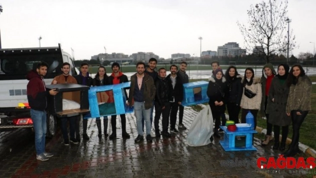 Duyarlı öğrenciler kış günlerinde sokak hayvanlarını unutmadı