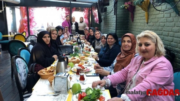 Duygu Koçak Çorumlu kadınlarla kahvaltıda buluştu