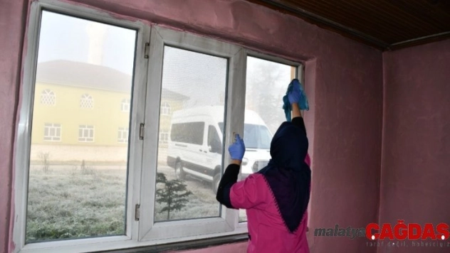 Düzce Belediyesi yaşlı kadının yanan evini onardı