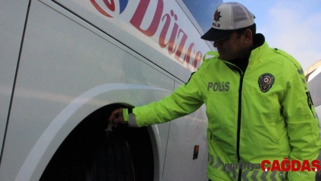 Düzce'de kış lastiği takmayan 175 araca 109 bin lira ceza