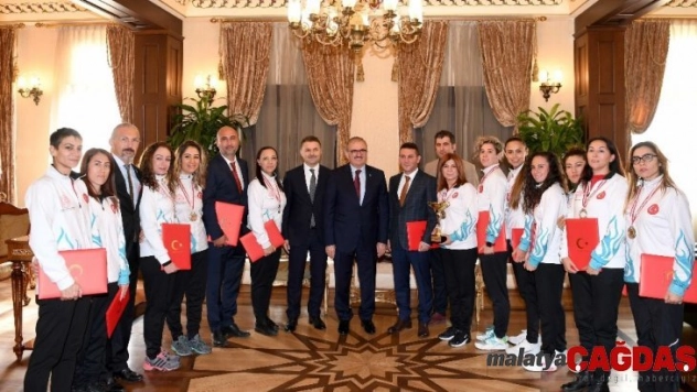 (Düzeltme) Şampiyon öğretmenlere Vali'den tebrik