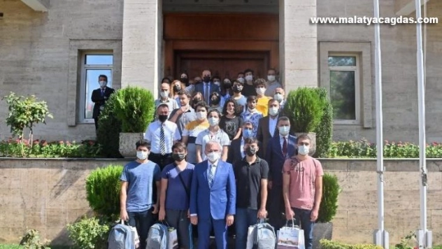 (Düzeltme) Vali Karaloğlu, YKS'de ilk bine giren öğrencileri ağırladı