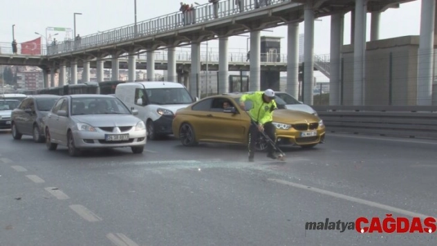 E-5 otoyolunda araç yan yattı