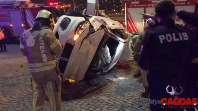 E-5'te direğe çarpıp AVM'nin önünde devrildi: 1 yaralı