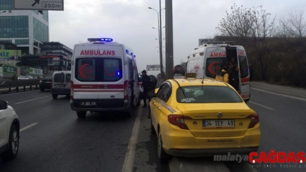 E-5'te ticari taksi aydınlatma direğine çarptı: 1 yaralı