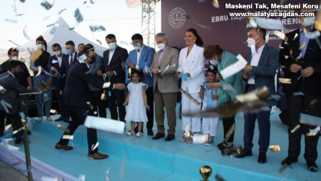 Ebru Yaşar Ortaokulu coşkuyla açıldı