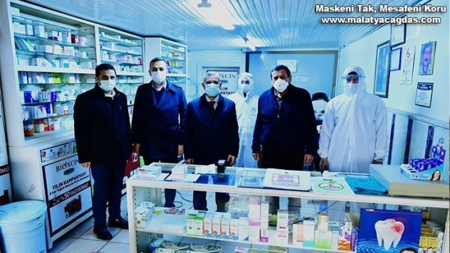 Eczaneleri dezenfekte ediyor