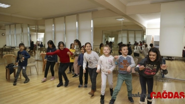 Efeler Belediyesi Şehir Tiyatrosu Atölyeleri start verdi