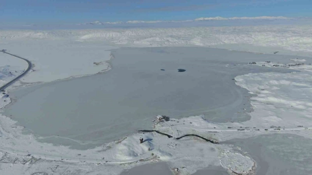 Efsanesi dilden dile dolaşan göl tamamen dondu