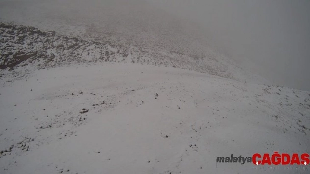 Ege'nin kış turizm noktası 'Denizli Kayak Merkezi' ilk kar yağışını aldı