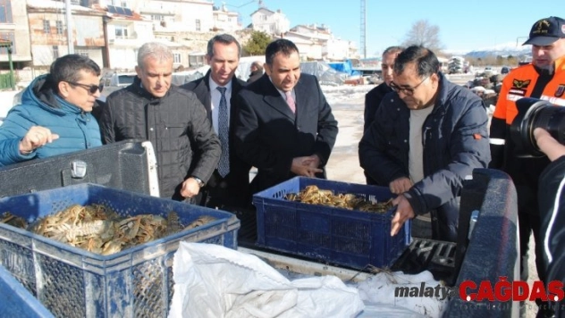 Eğirdir Gölü'nden kaçak avlanan bin 630 kilogram kerevit, törenle göle bırakıldı