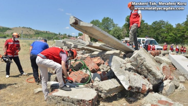 Eğitimcilerden gerçeği aratmayan deprem tatbikatı