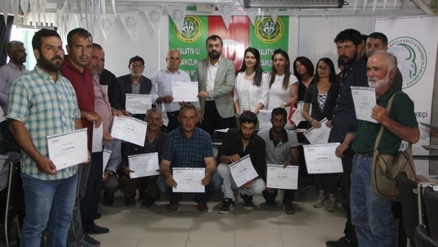 Eğitimini tamamlayan üreticiler sertifikalarını aldı