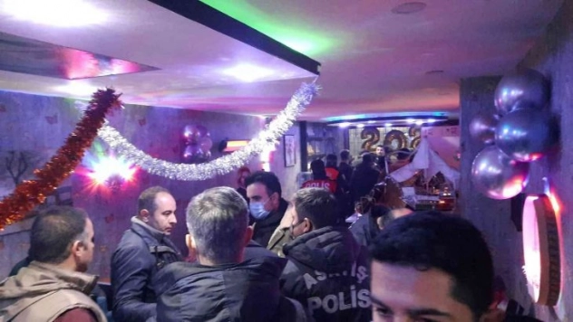 Eğlence mekanlarında yılbaşı denetimi: 7 gözaltı