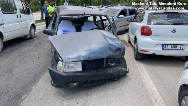 Ehliyetsiz sürücü ters yöne girdi, iki otomobile çarptı: 2 yaralı