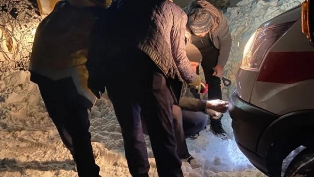 Ekipler hastaya ulaşabilmek için mücadele verdi