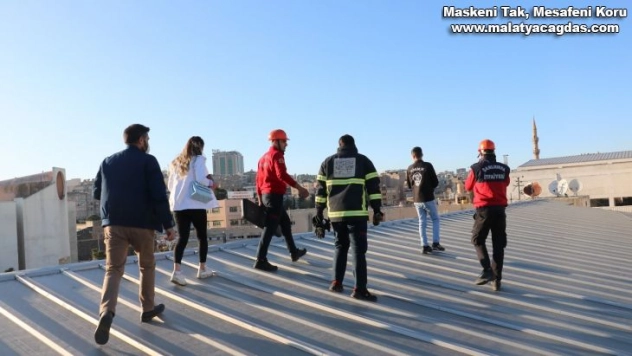 Ekipler mahsur kalan kediyi kurtarmak için seferber oldu