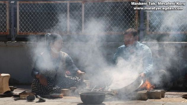 Ekmek parası için ateş başında ter döküyorlar