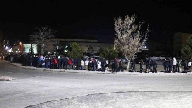 Eksi 6 derecede konser kuyruğu