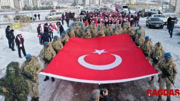 Eksi 7 derecede 3 kilometre yol yürüdüler