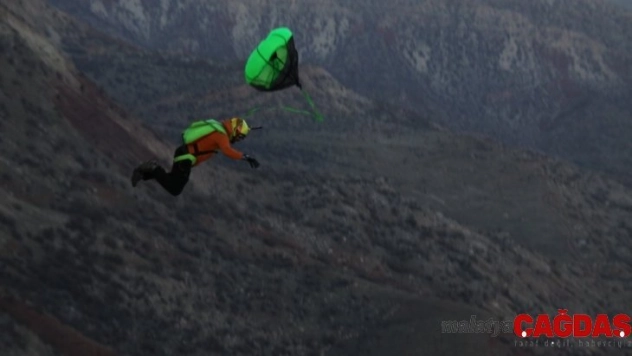 Ekstrem sporcular, bin 300 rakımlı Kaletül-Üstad tepesinden atladı