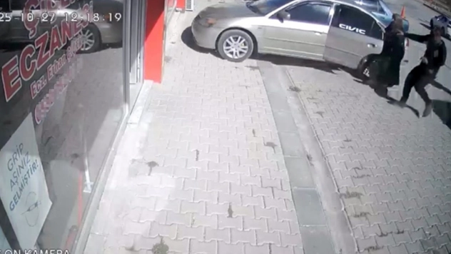 Park Halindeki Otomobil İş Yerine Girdi