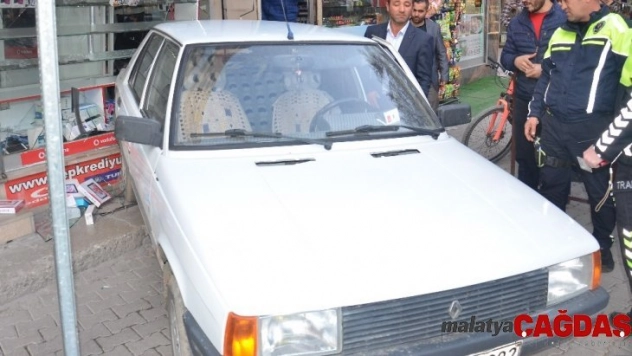 El freni çekilmeyen otomobil iş yerine girdi