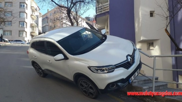 El freni çekmeyi unutan kadın otomobiliyle sürüklendi