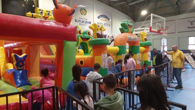 Elazığ Belediyesi, depremden etkilenen çocukları yalnız bırakmıyor