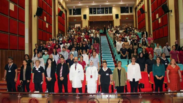 Elazığ'da 'Hemşirelikte Güçlendirme' konferansı verildi