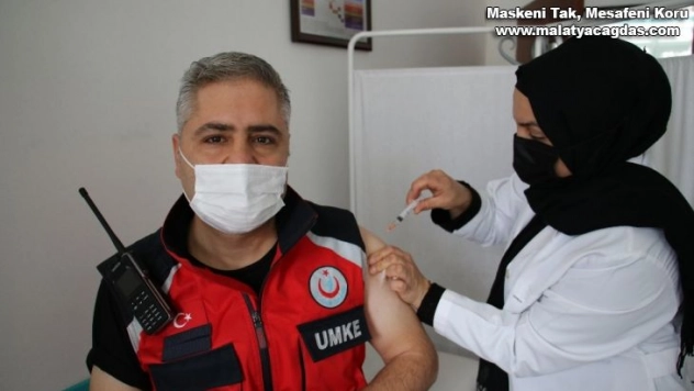 Elazığ'da  UMKE personeli Covid-19 aşısı oldu
