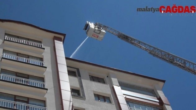 Elazığ'da 12 katlı binanın çatı katında yangın