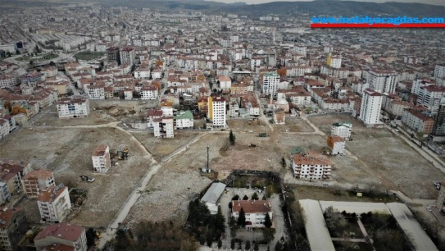 Elazığ'da 14 kişinin hayatını kaybettiği mahallenin son hali görüntülendi