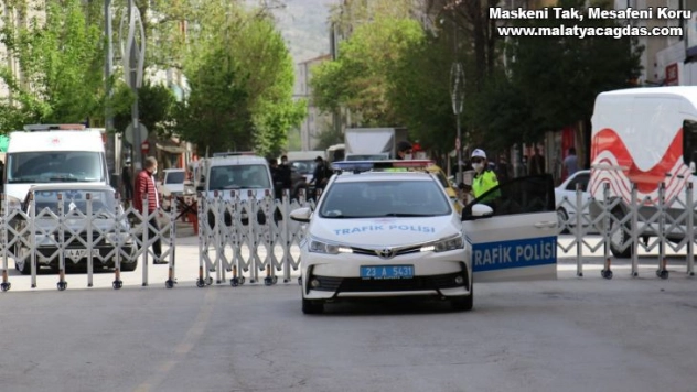 Elazığ'da 3 cadde araç trafiğine kapatıldı, yayalara sosyal mesafe olanağı sağlandı