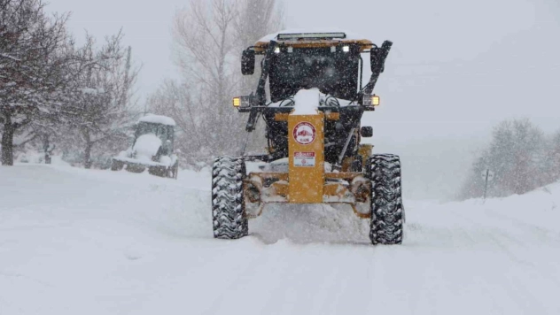 Elazığ'da 384 köy yolunda çalışmalar sürüyor