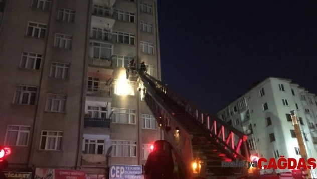 Elazığ'da 5 katlı binada yıkılma tehlikesi