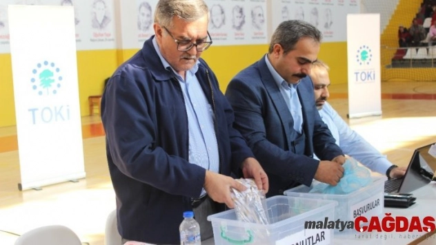 Elazığ'da 806 aile, kura ile konut sahibi olmanın sevincini yaşadı