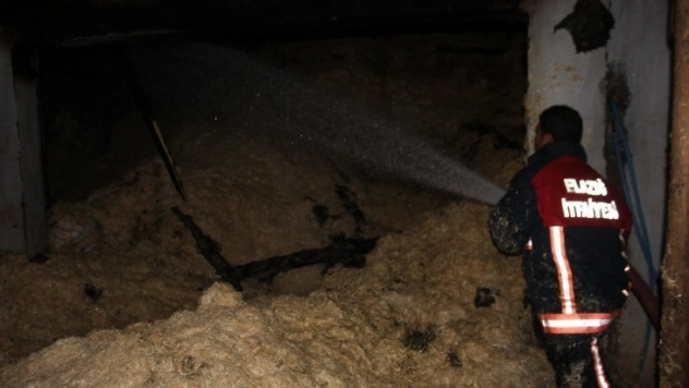 Elazığ da ahır yangını korkuttu